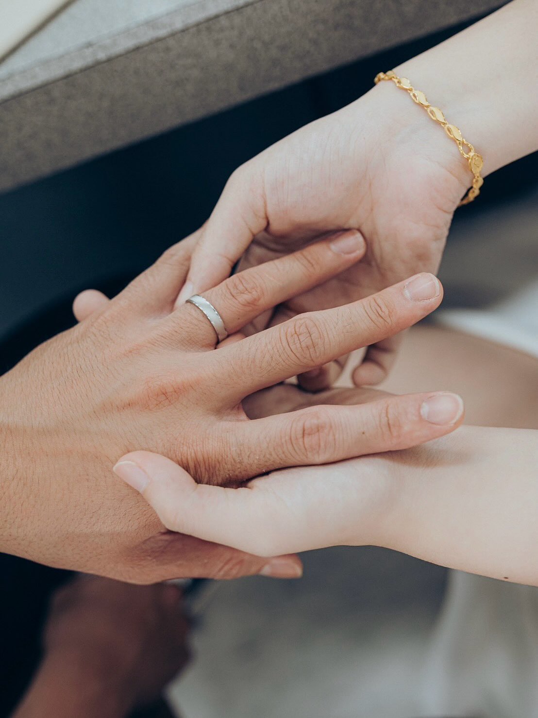 登記結婚新人牽手與婚戒細節